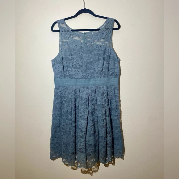 Sleeveless lace dress - Picture 1 of 2